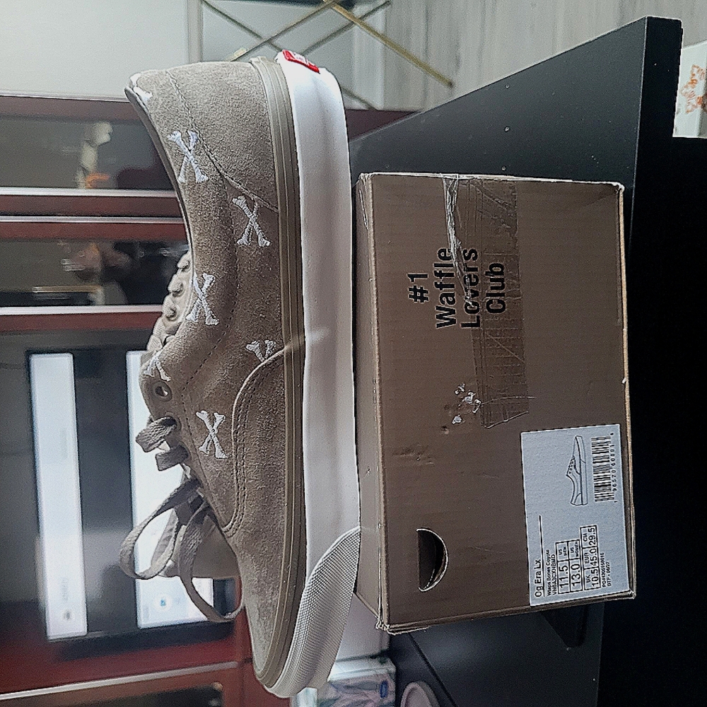 VANS SUEDE SNEAKERS.
